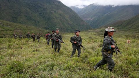 Miembros de las FARC patrullan en las montaas remotas de Colombia.