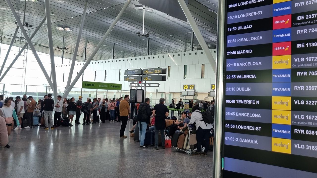 Viajeros esperan en la zona de salidas del Rosal�a de Castro, en foto de archivo