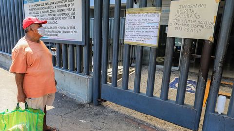 «HOSPITAL SATURADO, DISCULPE LAS MOLESTIAS». Imagen de ayer domingo a la entrada de un hospital en el balneario de Acapulco, en el sureño estado de Guerrero 