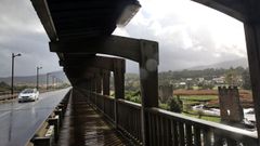 El temporal del fin de semana arranca parte de la cubierta peatonal del puente de Catoira