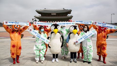 Miembros de la Asociacin de Ciudadanos de Salud Ambiental de Corea reclaman mayor proteccin al medio ambiente