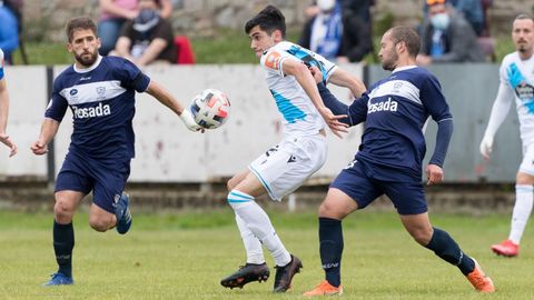 Diego Villares trata de controlar el baln entre dos jugadores del Marino