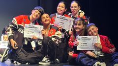 Varios bailarines del centroStreet Dance, con los diplomas conquistados en el campeonato celebrado en Ourense