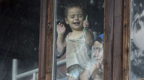 Una nia siria llora en un centro de acogida para refugiados de Presevo (Serbia).
