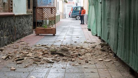 Cascotes caídos de los edificios en la localidad granadina de Santa Fe