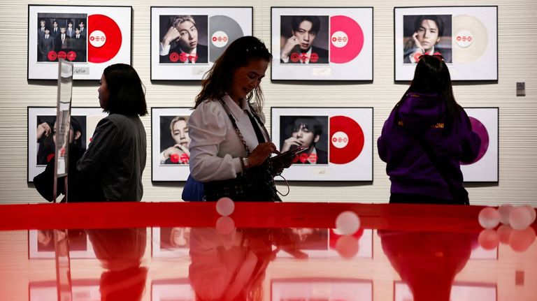 El líder de BTS actuará con una escayola en su vuelta a los escenarios