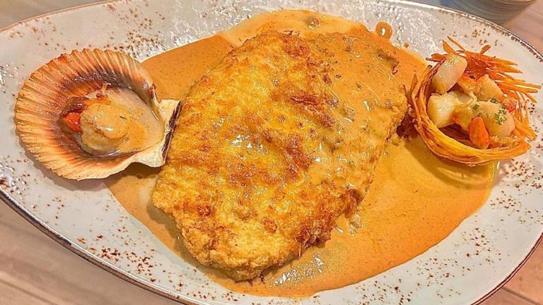 El mejor cachopo de pescado de todo el mundo se sirve este 2025 en el Mesón La Comtienda