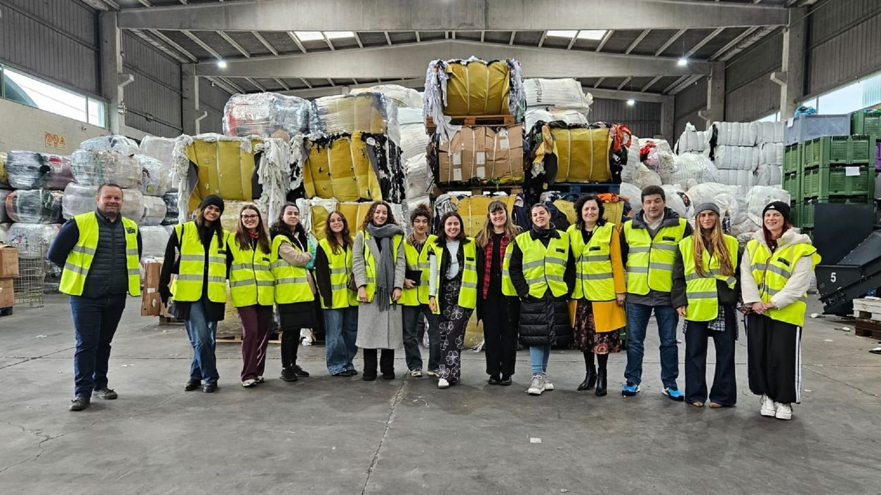 Alumnado del mster del Tecnoloxa txtil e moda sustentable, en su visita a Insertega