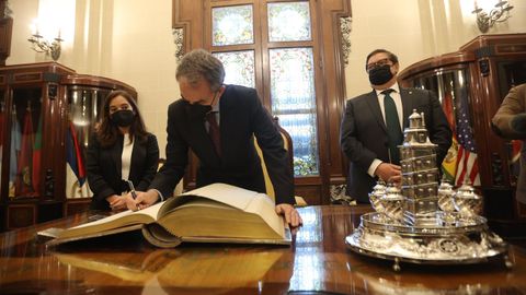Zapatero, entre Inés Rey y Julio Abalde, firmó en el libro de oro