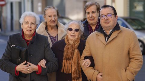 Dolores Fernández, en el centro, con sus familiares a la salida de misa en la iglesia de Santa Teresita en Ourense