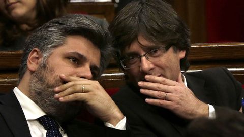 El candidato de JxS a la Presidencia de la Generalitat, Carles Puigdemont, conversa con su compañero de coalición Albert Batet