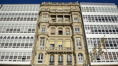 En 1926 las galerías habían pasado a la historia y con esta rotundidad lo proclama Leoncio Bescansa en el edificio Diente de Oro, la única fachada de la Marina que rompe la manzana acristalada.