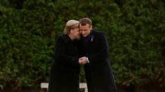 Merkel y Macron se dieron un abrazo en el memorial contra las atrocidades de la guerra en el bosque de Compigne