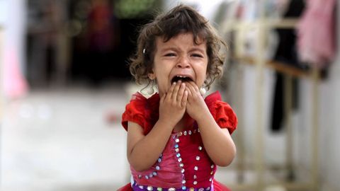 Una nia llora en un campo de refugiados de Yemen.