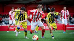 Marcos S�nchez y Sergio Cano, del Oviedo, persiguen a un jugador del Sporting