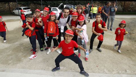 Un grupo de escolares del colegio de Sober, al final del recorrido de este mircoles por el Camino de Invierno