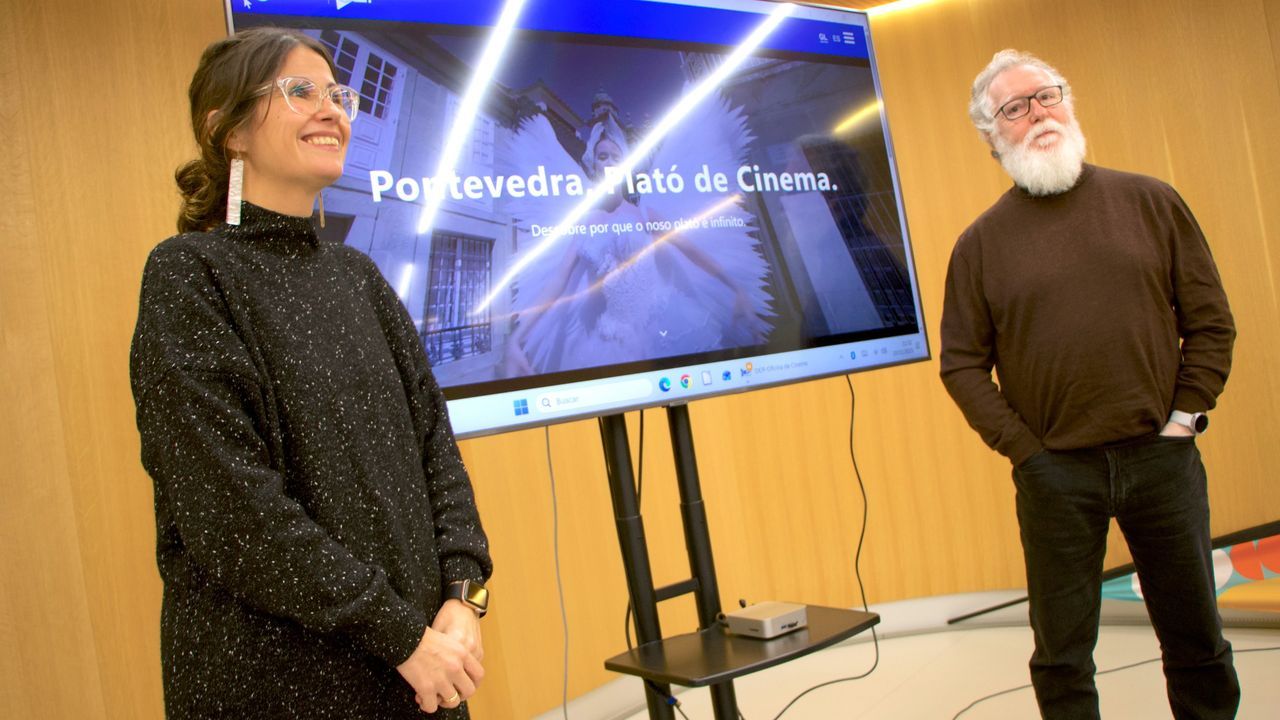 La concejala de Promoción Económica de Pontevedra, Anabel Gulías, y el funcionario Miguel López, este lunes en el Concello, donde presentaron la Oficina do Cinema