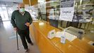 Un paciente acudiendo al centro de salud de A Doblada en Vigo en las primeras semanas de la pandemia en España