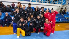 Participantes de las escuelas deportivas Artai en el open de Atenas, con competidores del equipo de Hong Kong.