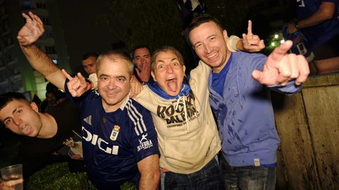 Cientos de aficionados celebran el ascenso del Real Oviedo en la plaza Amrica