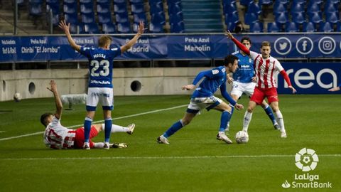 Borja Sanchez Corpas Balliu Mossa Blanco Leschuk.Borja Snchez trata de llevarse un esfrico ante Corpas y Balliu