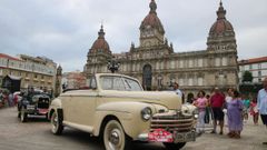 Los vehculos del Rallye Teresa Herrera de coches clsicos e histricos, ayer en la plaza de Maria Pita.