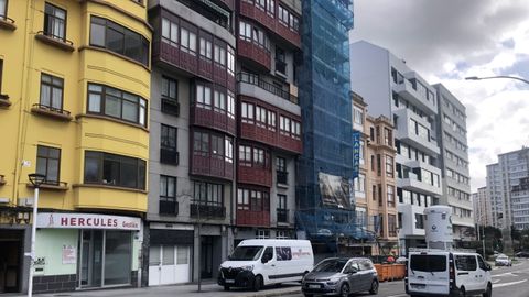 Edificio en construcción en la calle Caballeros, en A Coruña, donde recientemente se ha inaugurado otro. 