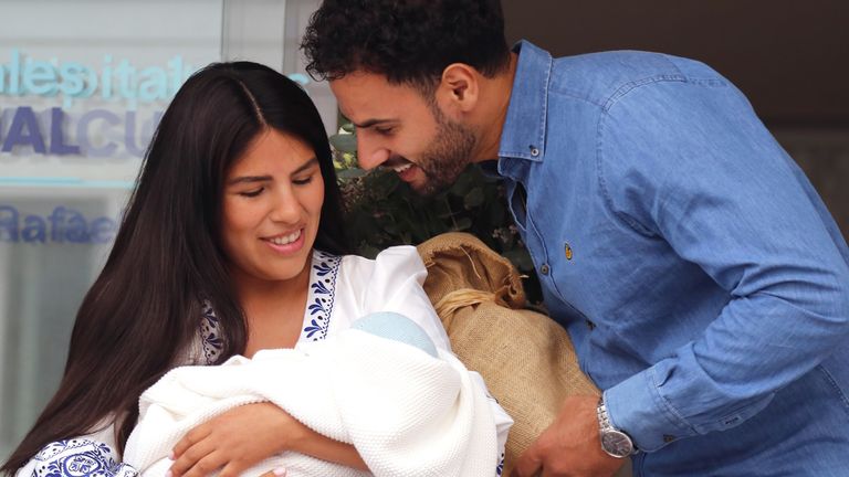 Isa Pantoja y Asraf salen del hospital con su hijo Cairo en brazos