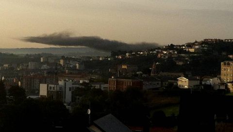Nube de humo por el simulacro de incendio en Alvedro