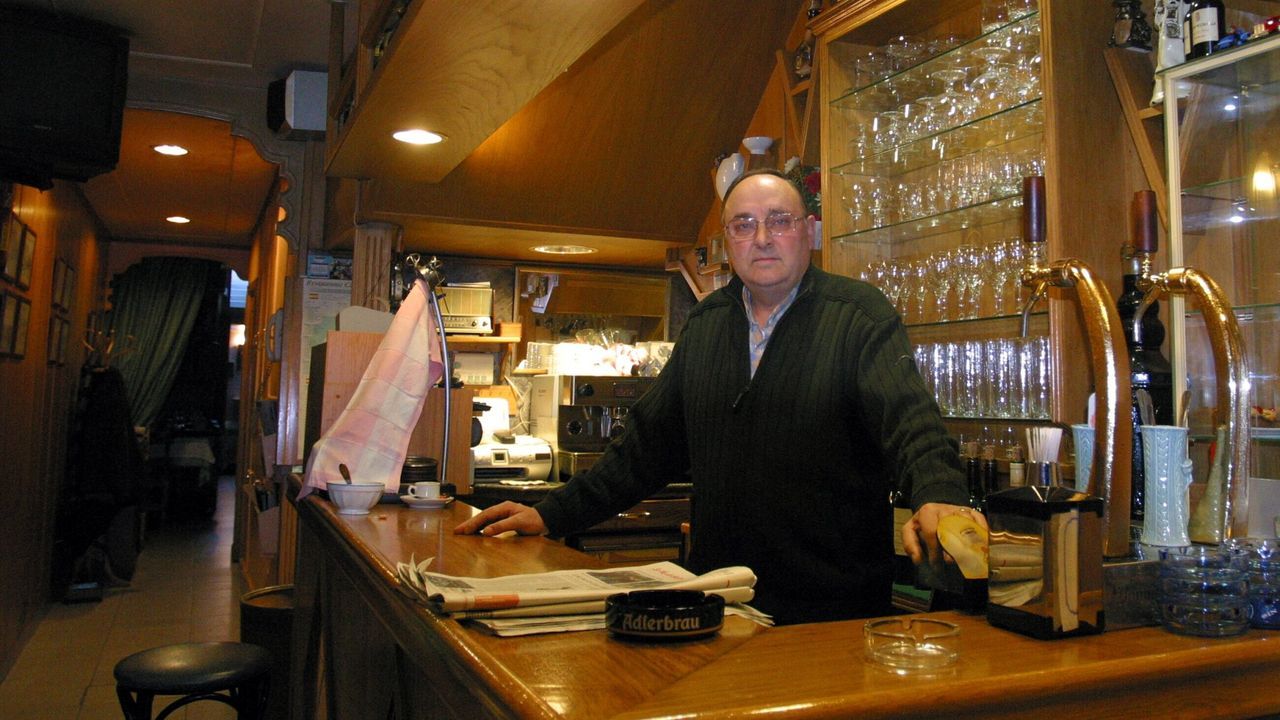 Foto de archivo de Gumersindo Rajo en el bar restaurante Carballeira.
