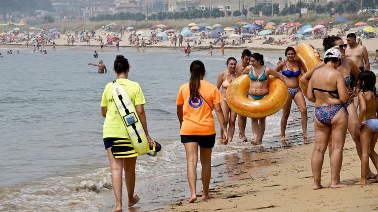 Cinco días para conseguir 39 socorristas que cubran las playas de O Val Miñor