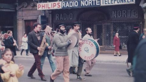 En los primeros años de la charanga, en una manifestación, en los años 80