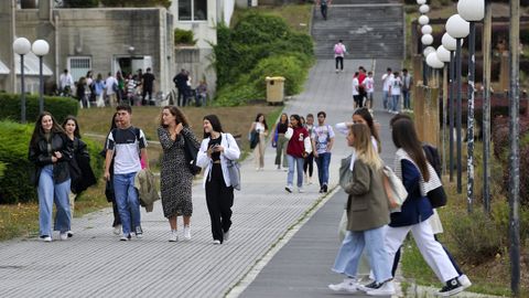 Estudiantes en el campus universitario de Elvia, en A Corua.