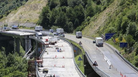 El martes por la tarde, los vehículos todavía circulaban en sentido Madrid (viaducto del lado derecho) a pesar del derrumbe del puente que soporta los carriles en sentido A Coruña (en el viaducto del lado izquierdo).