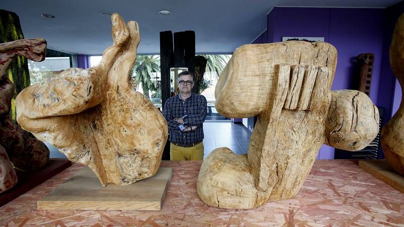 Galer�a art�stica de esculturas en Teo.Actores y el equipo de la productora japonesa posan con Carmen en Barbadelo. 