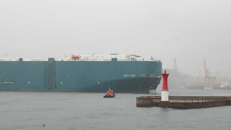 Un mercante entra a puerto