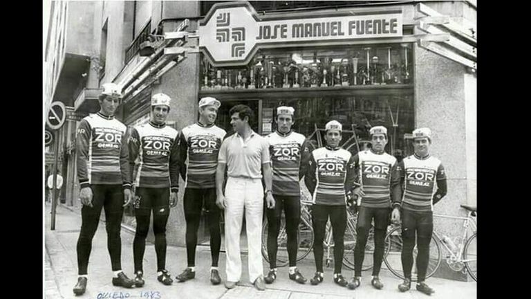 El ciclista ovetense José Manuel Fuente, El Tarangu, frente a su tienda de la calle Martínez Marina, en el año 1983