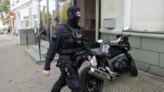Miembro de la policía alemana, el miércoles frente a la casa de uno de los miembros de «Artgemeinschaft».
