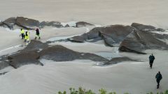 Imagen del pasado lunes, de la recogida de pélets en la playa de Illas, en Ribadeo