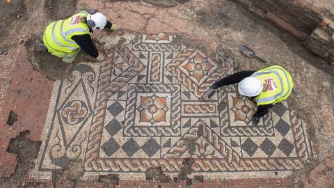Mosaico romano hallado durante unas obras en Londres. Los investigadores destacan el gran parecido con el mosaico de la villa romana de La Estaca, en Las Regueras (Asturias)