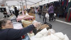 Imagen de archivo del mercado semanal de Burela cuando se celebraba en la calle Castelao y en su entorno