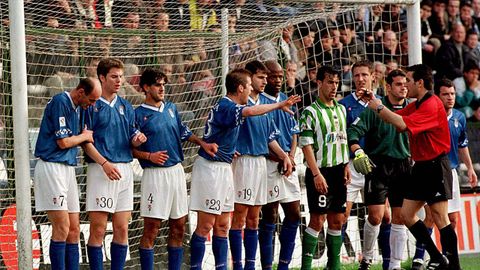 Momento del Real Oviedo-Real Betis disputado en la 99/00