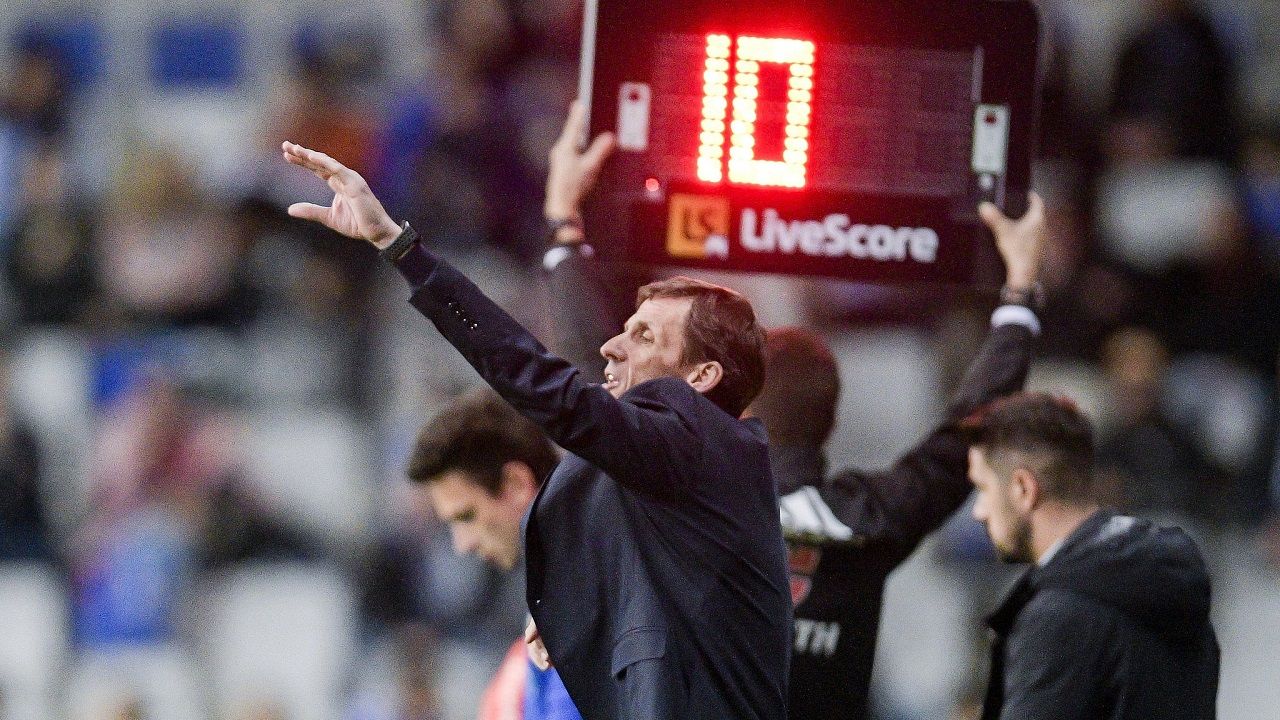 Ziganda da instrucciones mientras se produce el cambio de Borja S�nchez por Berj�n