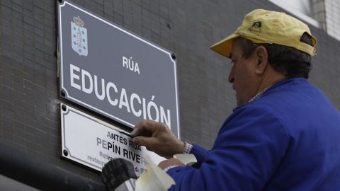 Un operario cambia la plaza de Pepn Rivero que se llama ahora calle Educacin