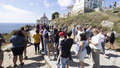 Acumulación de turistas y peregrinos en el acceso al faro de Fisterra