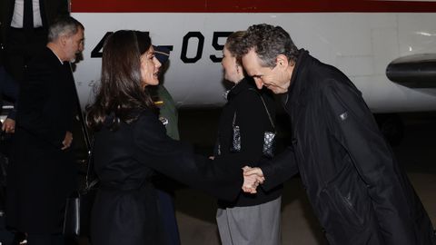 La reina Letizia saluda al embajador español en Grecia, Carles Casajuana, a su llegada este domingo a Atenas.