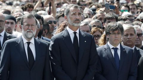 Felipe VI, acompaado de Rajoy y Puigdemont durante el minuto de silencio por los atentados que se guard en la Plaza de Catalua el pasado viernes