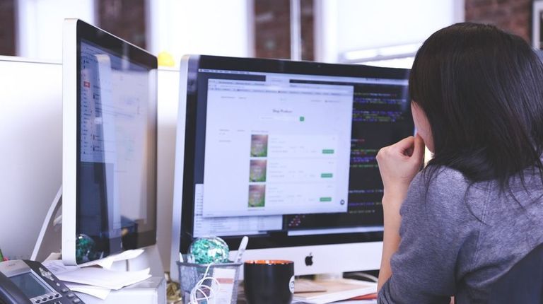 El Supremo avala que una empresa permita teletrabajar fuera de su domicilio a los directivos en verano y Navidad y se lo niegue al resto del personal