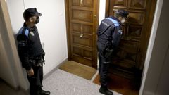 Una patrulla de la Polica Local acude a un piso, en Lugo