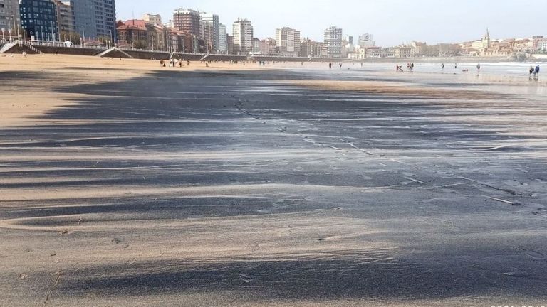 Manchas de carbón en la playa de San Lorenzo, ayer
